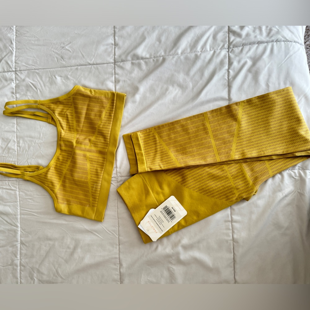Fabletics Workout Set - Picture 2 of 3